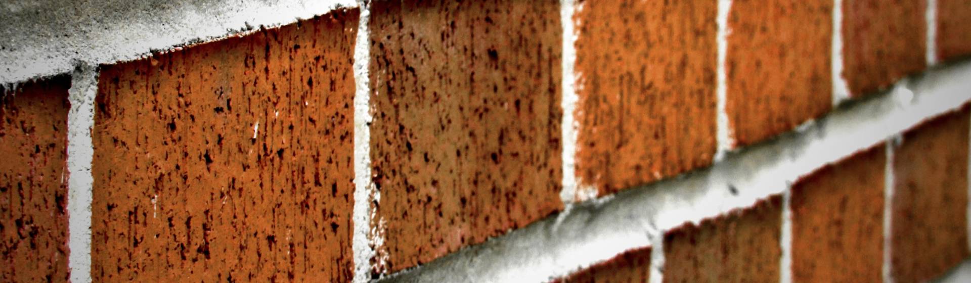 Verpoederende bakstenen door harde cementmortel uit jaren 80