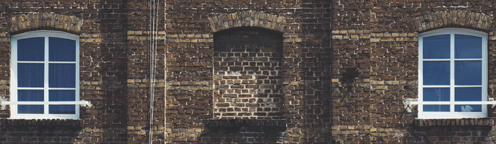 Vakman die knipvoegen herstelt bij historisch herenhuis met traditionele technieken