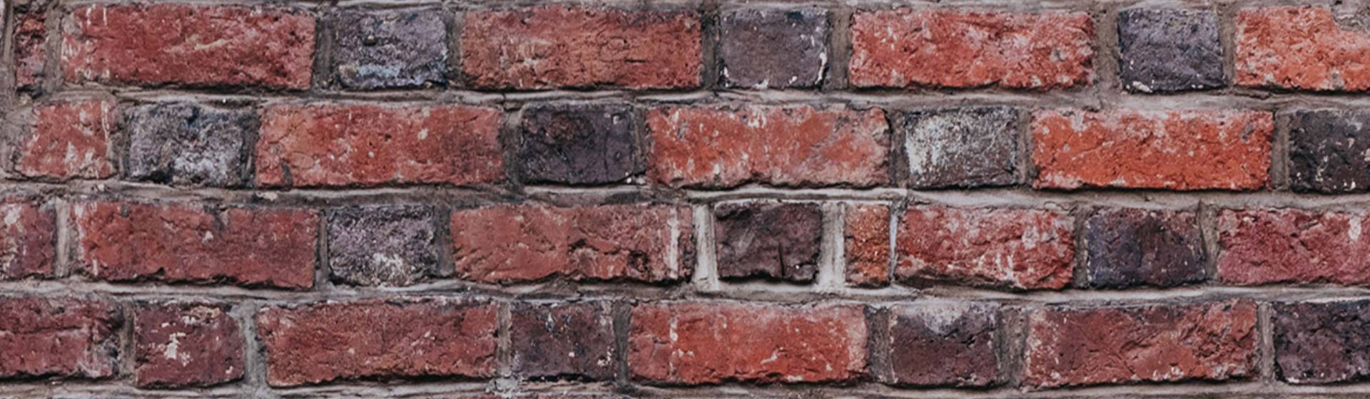 Verpoederende stenen door verkeerd voegwerk uit de jaren 80