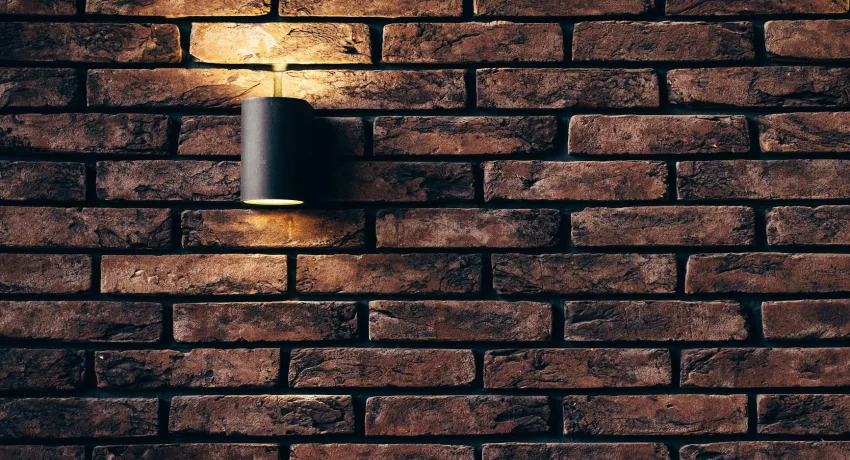 Vochtdoorslag slechte voegen veroorzaakt schimmel in woonkamer