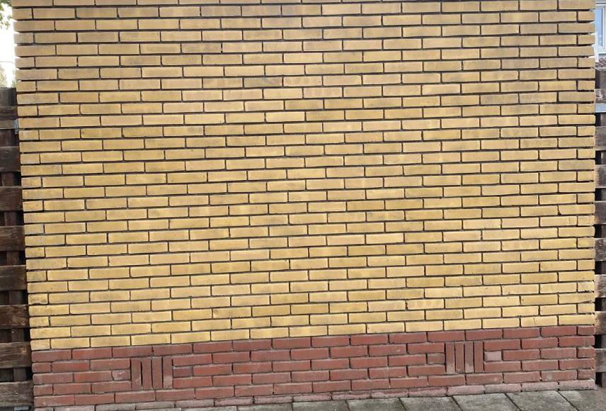 Vakman bezig met voegwerk vernieuwen en renovatie van gevel