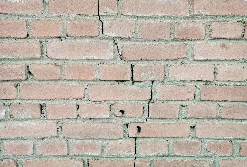 Professionele specialist bezig met scheur in muur repareren